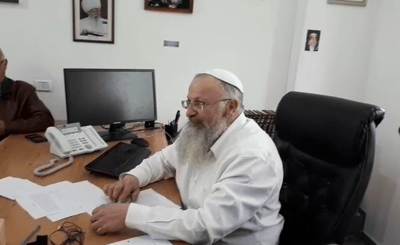 צפו: הרב אליהו מוכר את החמץ של גולשי 'סרוגים'