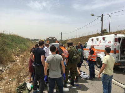זוועה: עפה מרכב נוסע, נחבטה באבנים ונהרגה