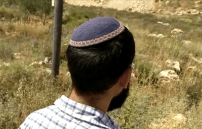 צפו: תושב איתמר משחזר את הלינץ' ממנו ניצל