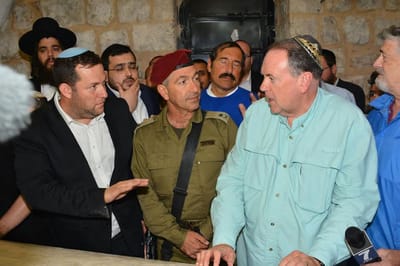 אורח מיוחד בכניסה הגדולה של השנה לקבר יוסף