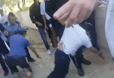 עימותים בין שוטרים לנערים שהשתחוו בהר הבית. צפו