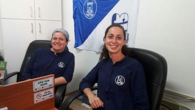 כפתורים במקום שרוך: החולצה האופנתית של תנועת הנוער