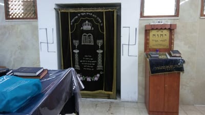 מזעזע: צלבי קרס על ארון קודש בירושלים
