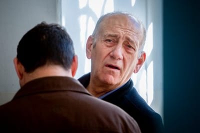יום לפני כינוס הוועדה: אהוד אולמרט חזר לכלא