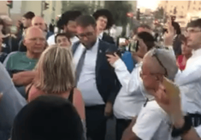 צפו: ח"כ אורן חזן הותקף בהפגנת הנכים