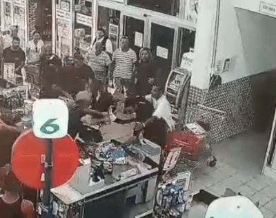 מזעזע: שני צעירים פוצצו במכות קופאי בסופר. צפו