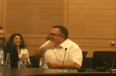 'המחוג השתגע' • צפו: ביטן מפיל את הח"כים מצחוק