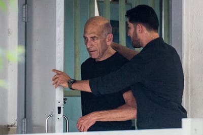תקרית לא נעימה לאהוד אולמרט בשדה התעופה