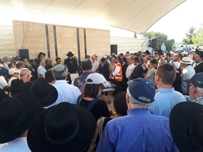 אלפים מלווים למנוחות את בני משפחת סלומון הי"ד