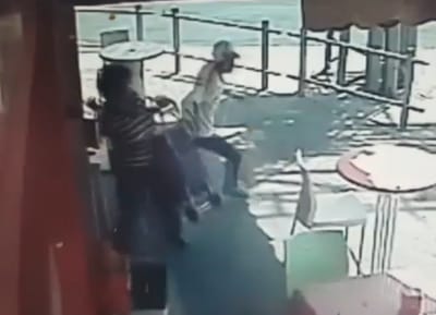 צפו: המחבל מתגנב, שולף סכין ודוקר