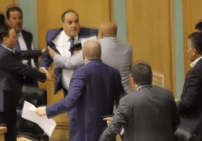 בגלל העסקה עם ישראל: מכות בפרלמנט הירדני. צפו