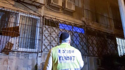 שחקנית מפורסמת נפלה מקומה רביעית; מצבה קשה