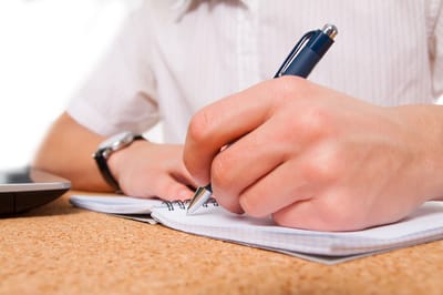 צפו: למה באמת מציינים היום את יום השמאליים?