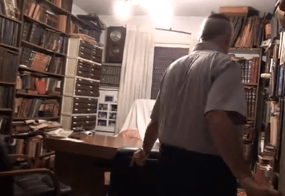 צפו: 'נותר כפי שהיה': הצצה נדירה לביתו של הרב גורן