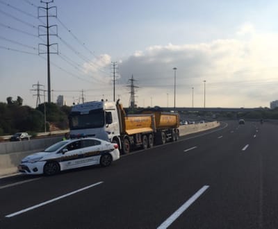 אימה בכביש 4: פול טריילר דהר נגד כיוון התנועה