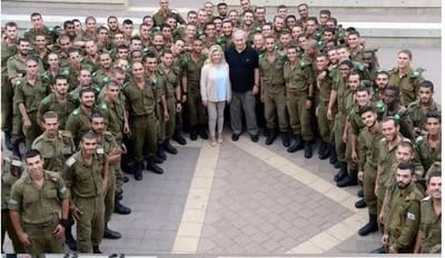 צפו: רה"מ מפתיע את אימו של חייל בודד המשרת בגולני