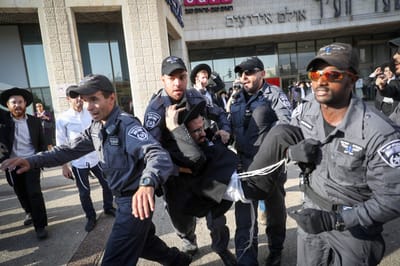 "יום הזעם" התחיל: חרדים חוסמים את צומת שילת