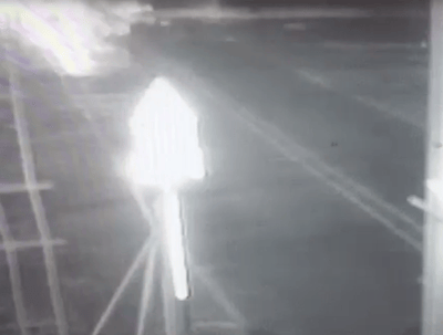 צפו: רכבת מתנגשת ברכב שניסה לחצות את המסילה