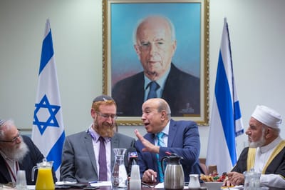 יהודה גליק קורא לחבריו מימין: בואו לעצרת לזכר רבין