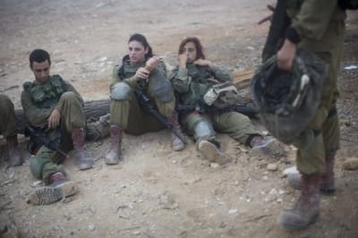 "נזרקים על החול בנים ובנות יחד"