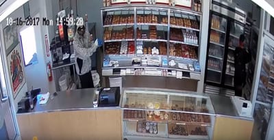 צפו: השודדים 'הנדיבים' ששיגעו את הרשת