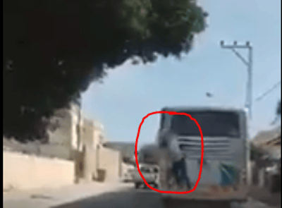 צפו: נער 'לוקח טרמפ' על אוטובוס