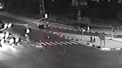 לא ייאמן: נדרס על ידי רכב שעבר באדום והתחיל לרוץ