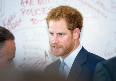 תגידו מזל טוב למלכה: הנסיך הארי התארס