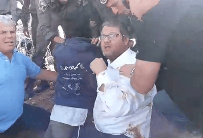 צפו: בן גביר הושלך לבוץ על ידי שוטרים