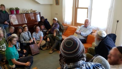 אריאל ביקר את ילדי הלינץ' ומתח ביקורת על צה"ל
