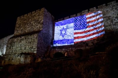 דגל ירושלים על חומות העיר העתיקה