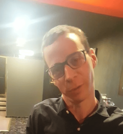 לא רק עיתונאי • בתפקיד הפרזנטור: עמית סגל. צפו