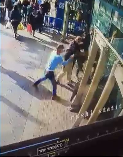 פושט מעיל, דוקר ובורח: צפו בתיעוד פיגוע הדקירה