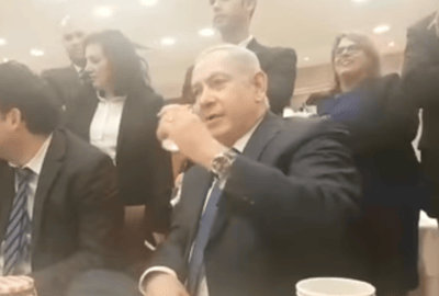 צפו: ראש הממשלה נתניהו מריץ צחוקים במזנון הכנסת