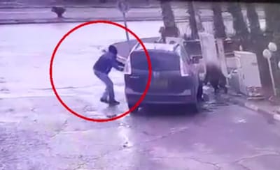לא ייאמן: הרכב נגנב מול עיניו של הנהג. צפו