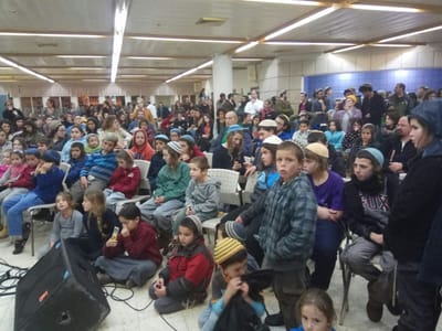 מתפללים בין ההריסות: "תקווה לישוב חדש"