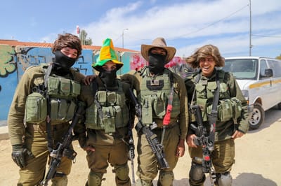 שידור חי: קריאת מגילה עם לוחמי הצנחנים