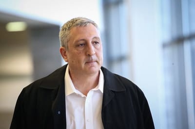 האיש הקרוב ביותר, ניר חפץ חתם על הסכם עד מדינה