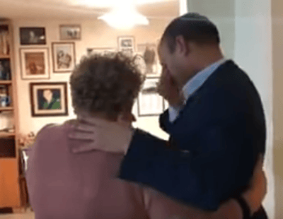 מרגש • צפו: בנט מודיע למרים פרץ על זכייתה בפרס ישראל
