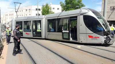 בגלל תאונה עם רכב פרטי הרכבת הקלה ירדה מהפסים