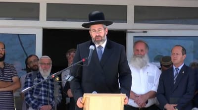 הרב דוד לאו מספיד בלוויה