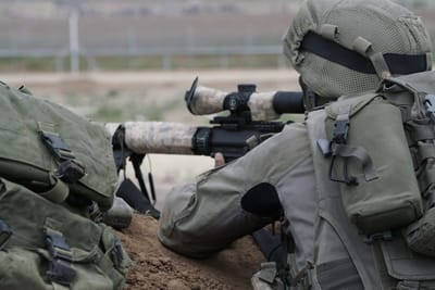 עשרות פלסטינים במחאות אלימות בעזה; מחבל נהרג
