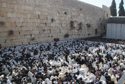 מחר בכותל המערבי: המונים בברכת הכוהנים המסורתית