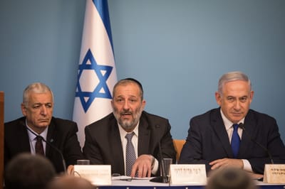 אחרי שחטף מהימין, נתניהו מזגזג וחוטף מהשמאל