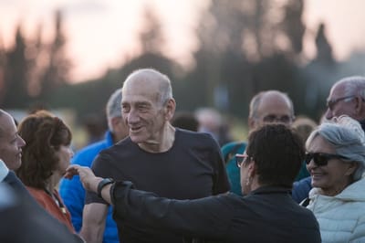 בדרך לפוליטיקה? אולמרט הגיש בקשה למחיקת הקלון