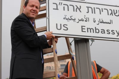 זה מתקרב: נתלו השלטים לשגרירות ארה"ב בירושלים