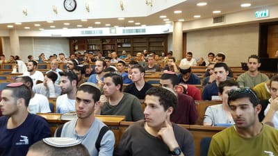 הרב אבינר: 'השתגעו לגמרי, דוחפים בנות בכל מקום'