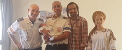 צפו: בדרך לחדר לידה הבעל ניגן בניידת טיפול נמרץ