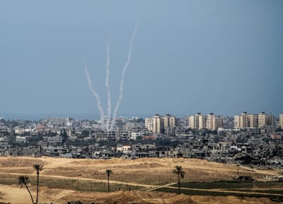 צפו: הורים מחפשים את ילדיהם בזמן ירי הרקטות