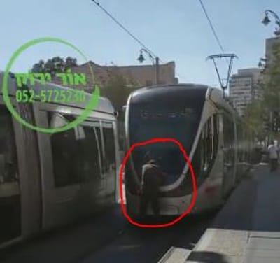 'משחק' חדש בי-ם: נערים נתלים על הרכבת הקלה.צפו